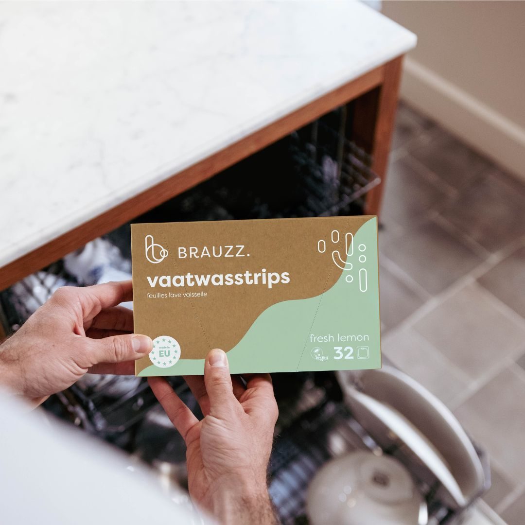 Doos BRAUZZ. vaatwasstrips bij een open vaatwasser